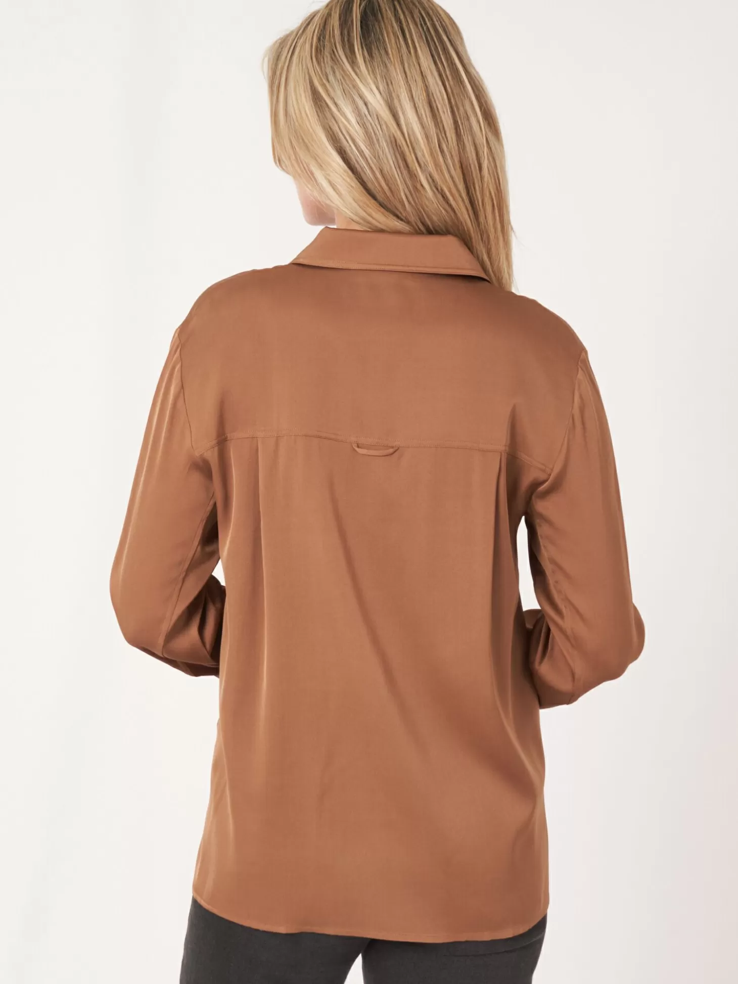 REPEAT cashmere Chemise En Soie Avec Poche Poitrine Et Fentes Laterales Hazel Shop