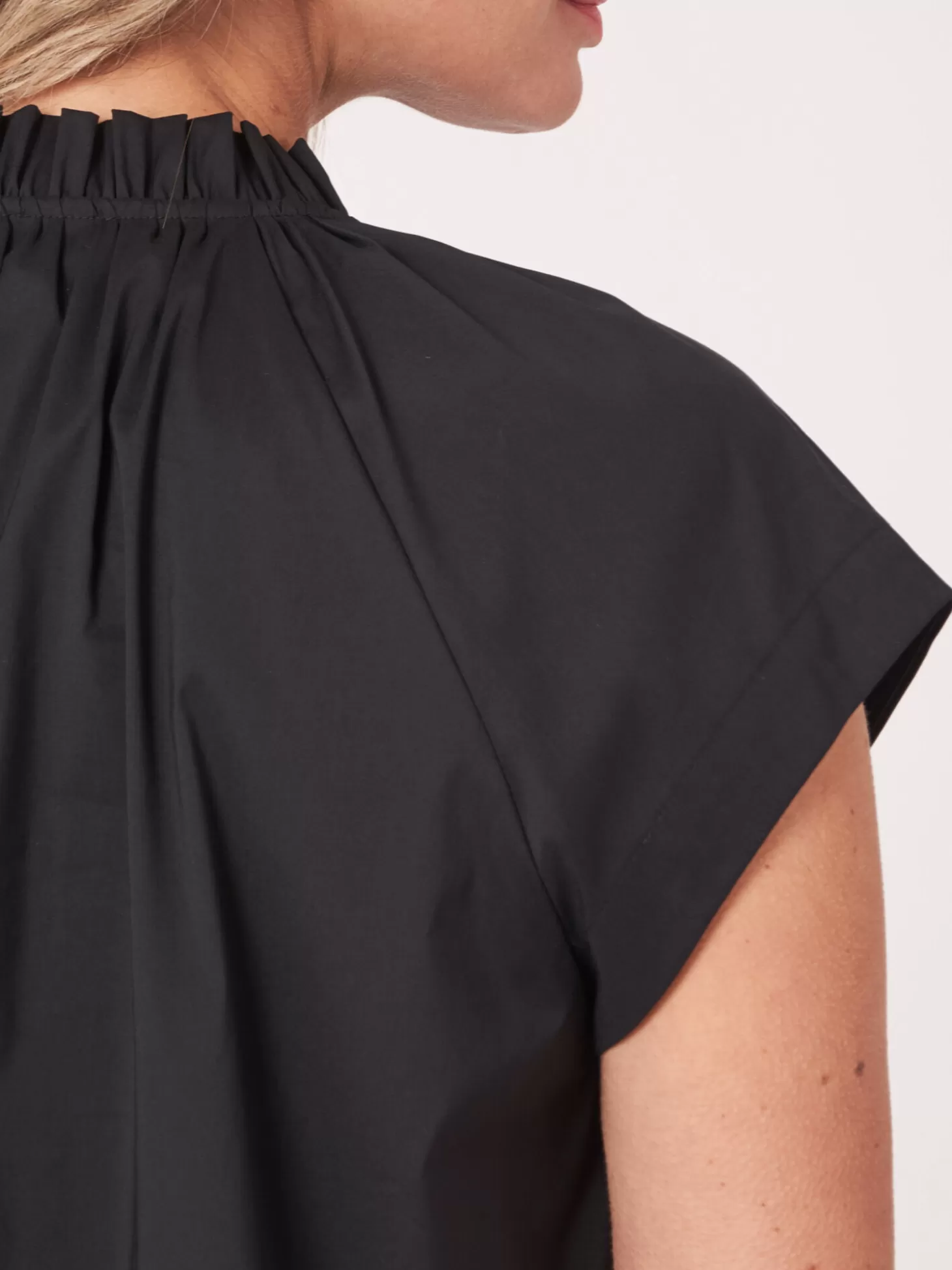 REPEAT cashmere Chemisier A Encolure Froncee Avec Cordon De Serrage Black Sale