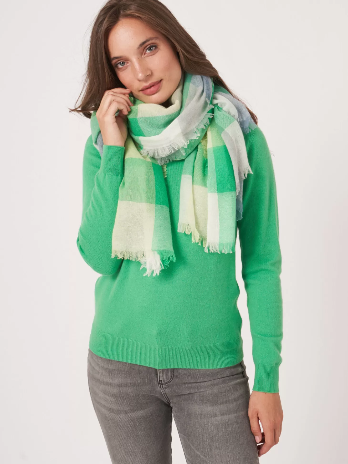 REPEAT cashmere Echarpe Carree Tissee En Laine Melangee Avec Motif A Carreaux Basil Store