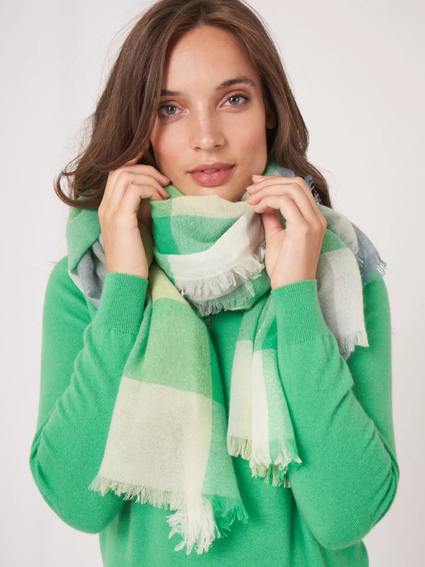 REPEAT cashmere Echarpe Carree Tissee En Laine Melangee Avec Motif A Carreaux Basil Store