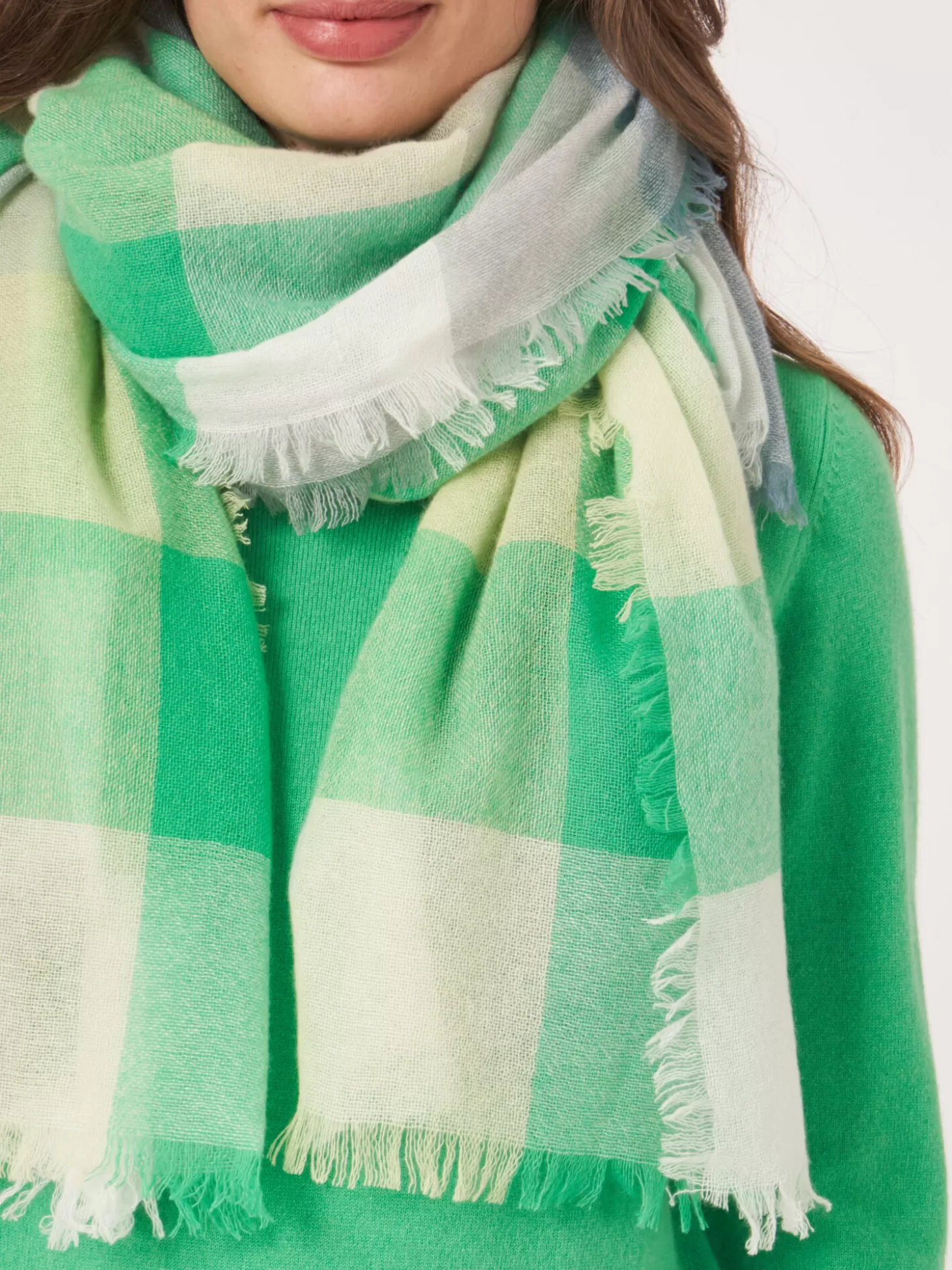 REPEAT cashmere Echarpe Carree Tissee En Laine Melangee Avec Motif A Carreaux Basil Store