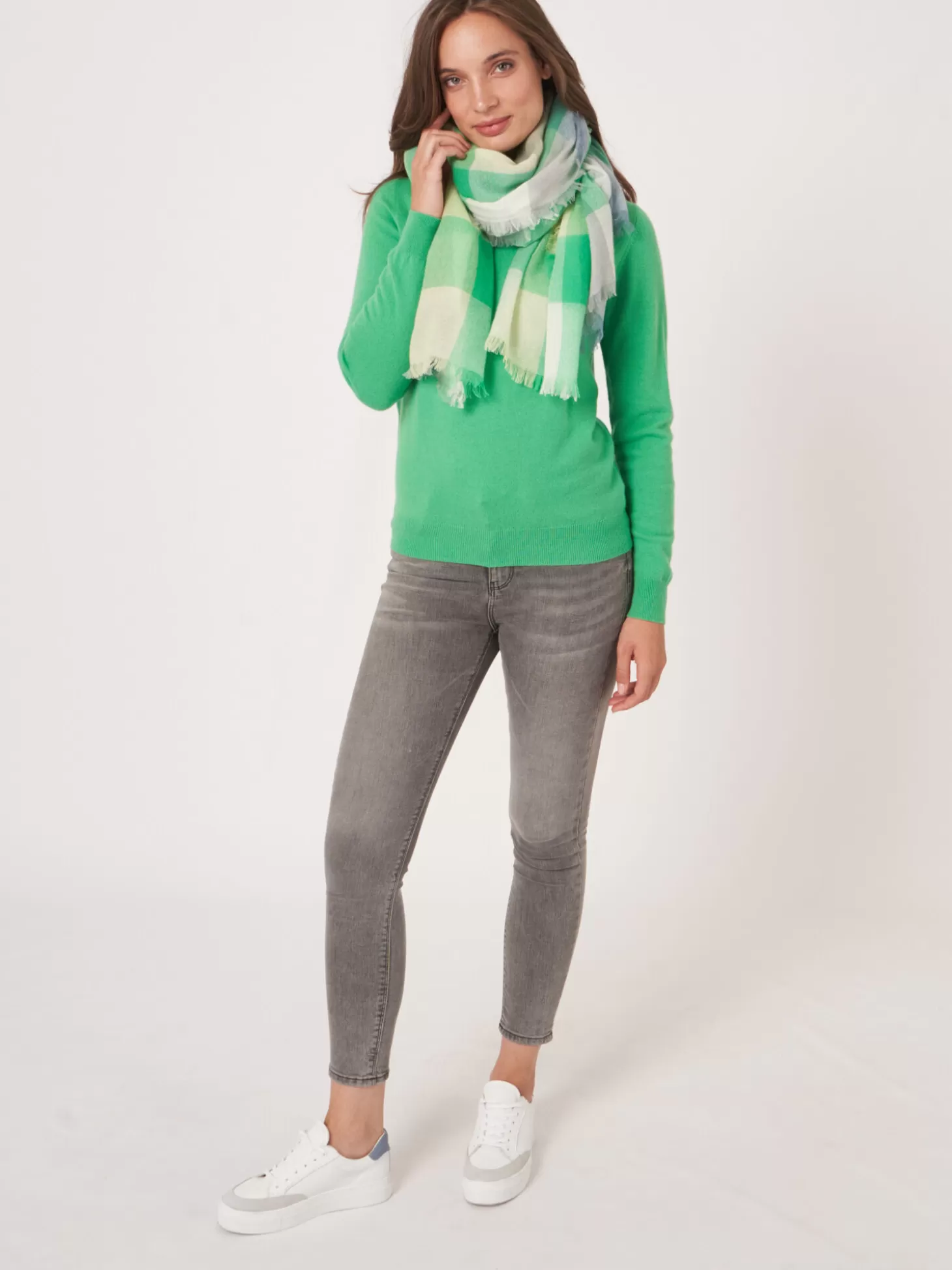 REPEAT cashmere Echarpe Carree Tissee En Laine Melangee Avec Motif A Carreaux Basil Store