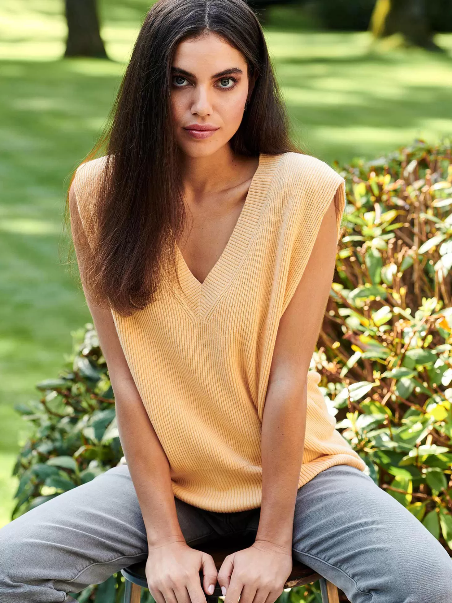 REPEAT cashmere Haut Sans Manches En Tricot En Coton Cachemire A Col En V Profond Glow Best