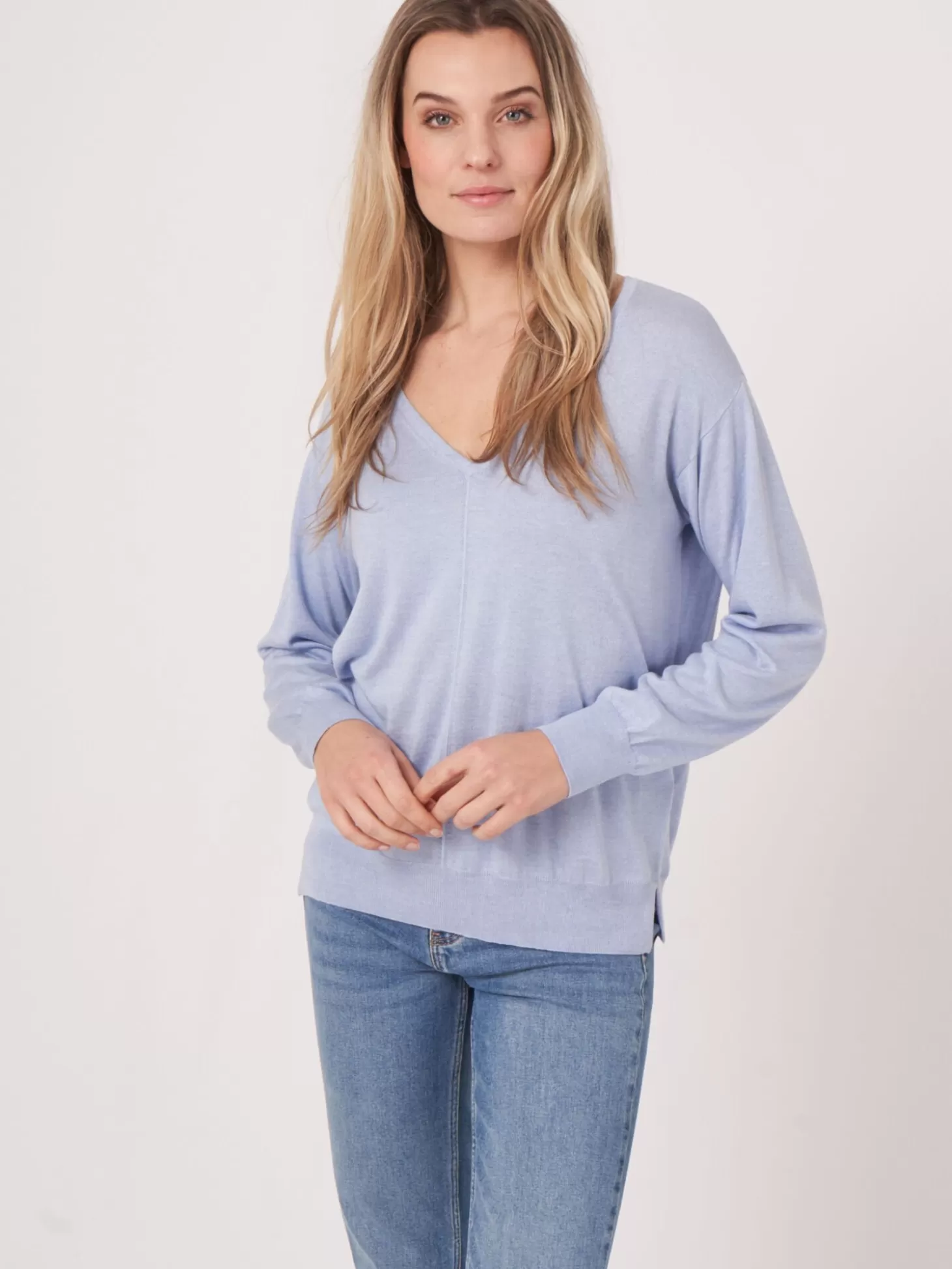 REPEAT cashmere Pull A Col En V En Cachemire Et Soie Melanges Sky Outlet