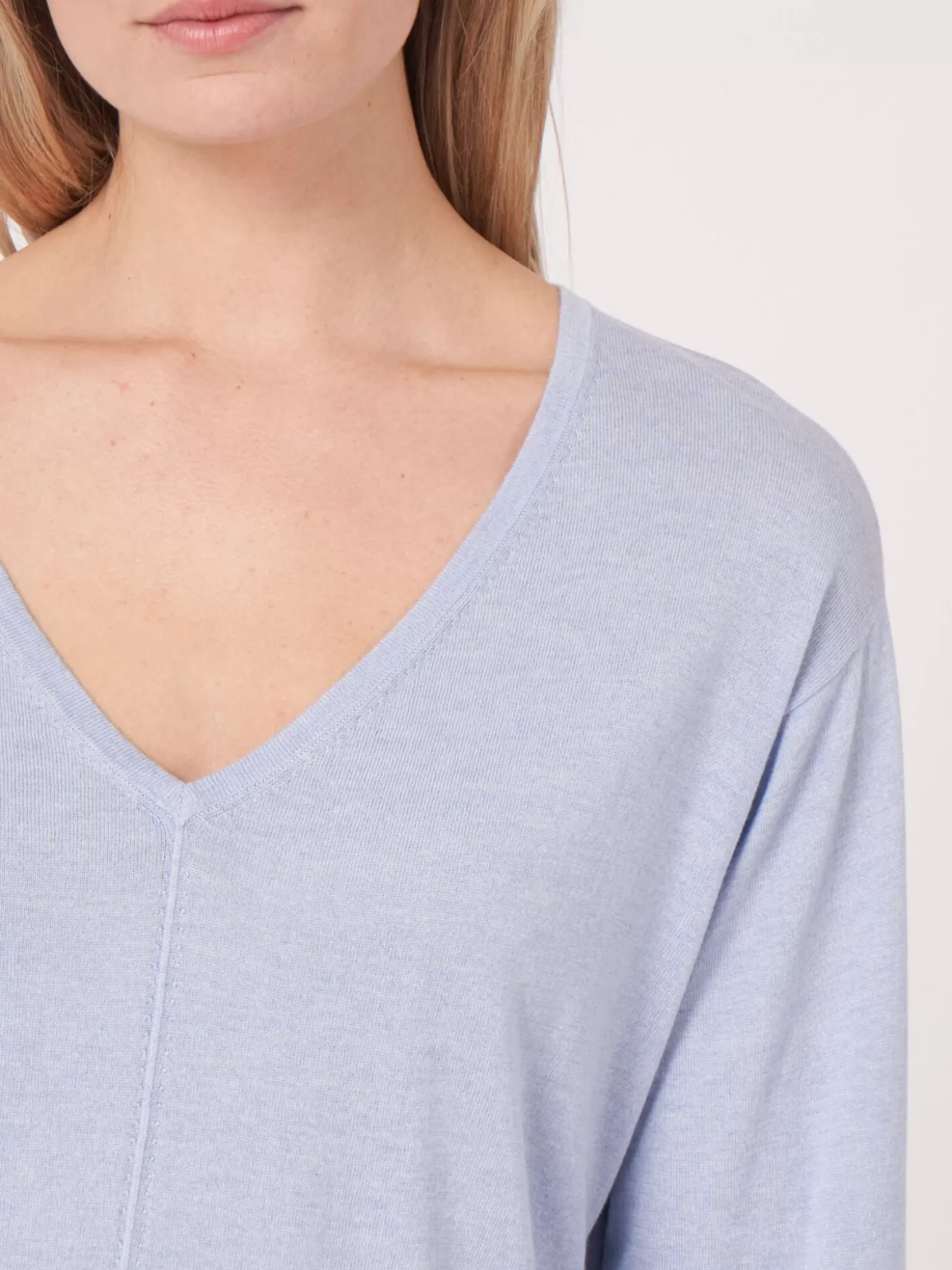 REPEAT cashmere Pull A Col En V En Cachemire Et Soie Melanges Sky Outlet