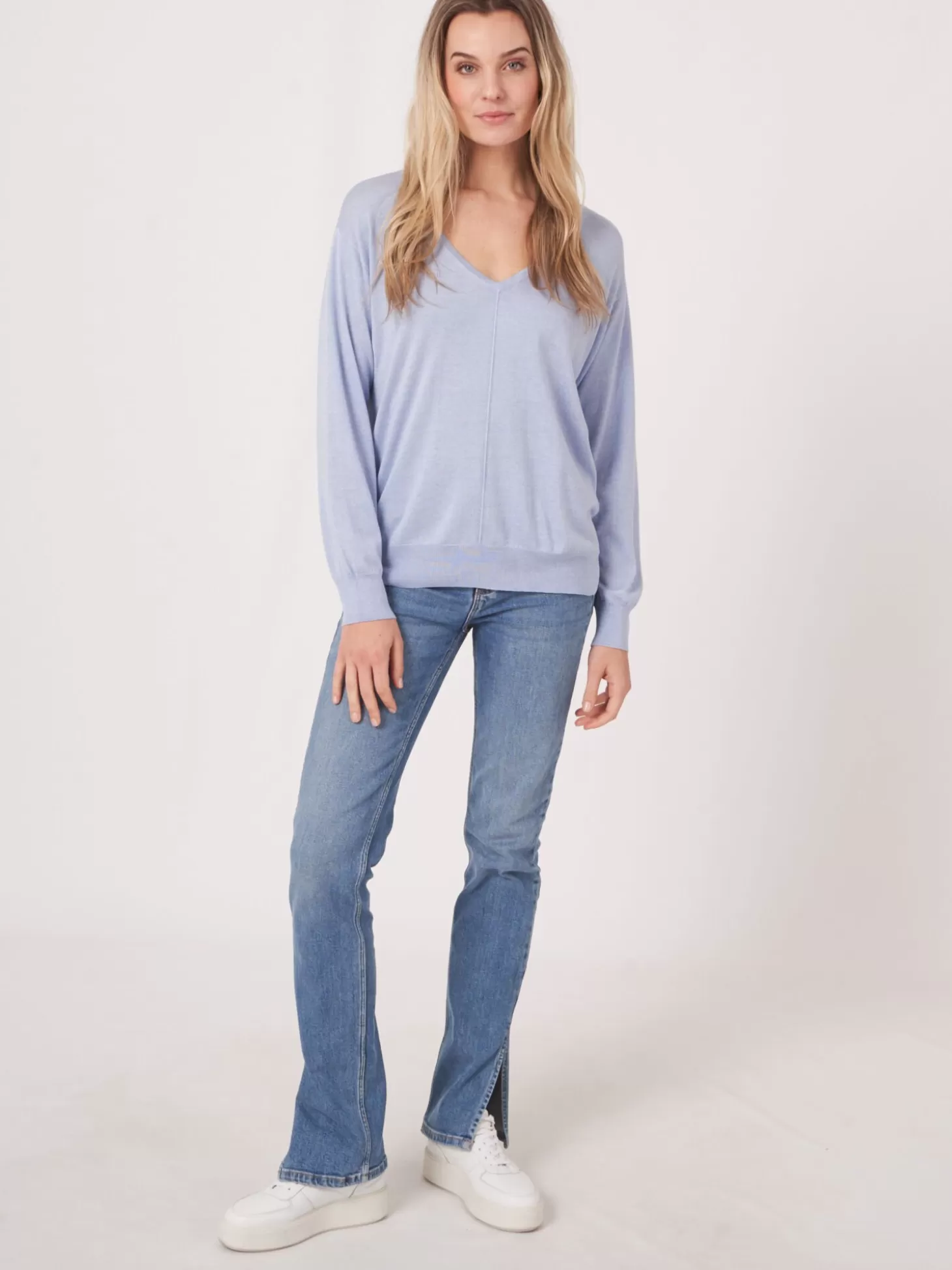 REPEAT cashmere Pull A Col En V En Cachemire Et Soie Melanges Sky Outlet