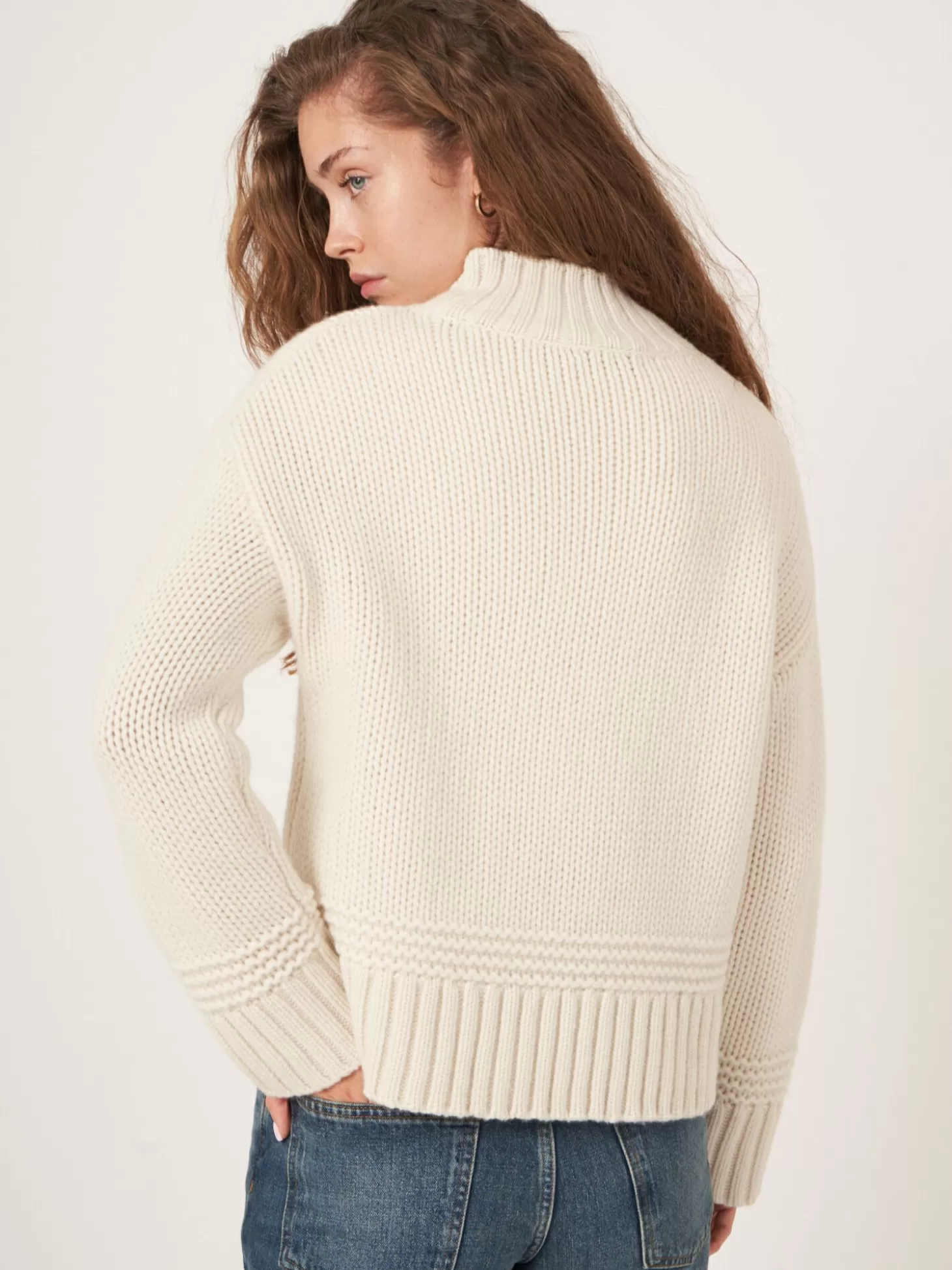 REPEAT cashmere Pull A Col Montant Et Ourlet Et Details Coteles Cream Store