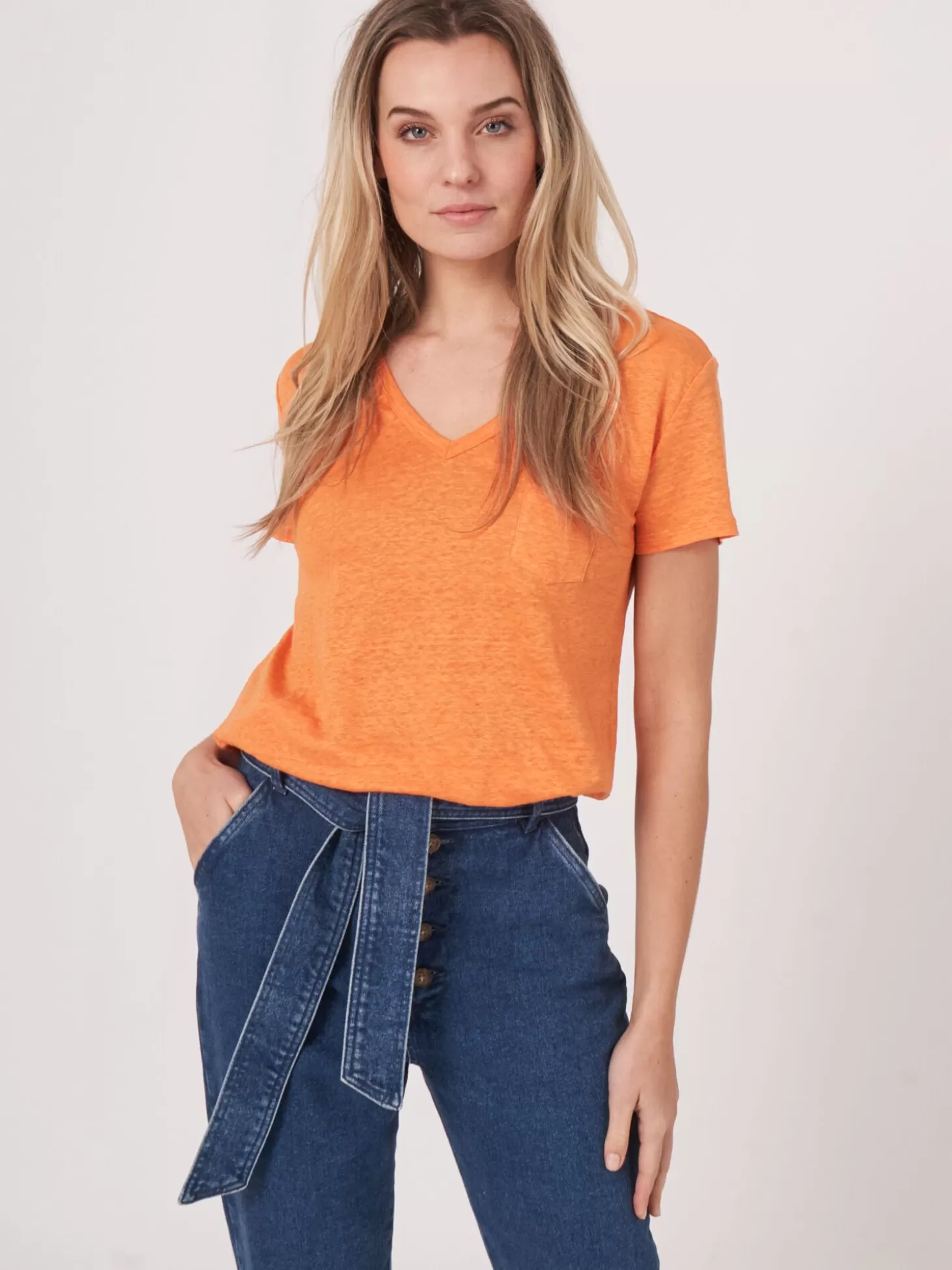 REPEAT cashmere T-Shirt Basique A Col En V En Pur Lin Avec Poche Poitrine Papaya Cheap