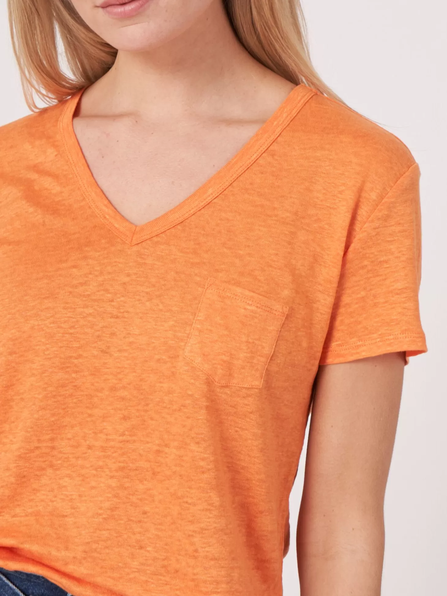 REPEAT cashmere T-Shirt Basique A Col En V En Pur Lin Avec Poche Poitrine Papaya Cheap