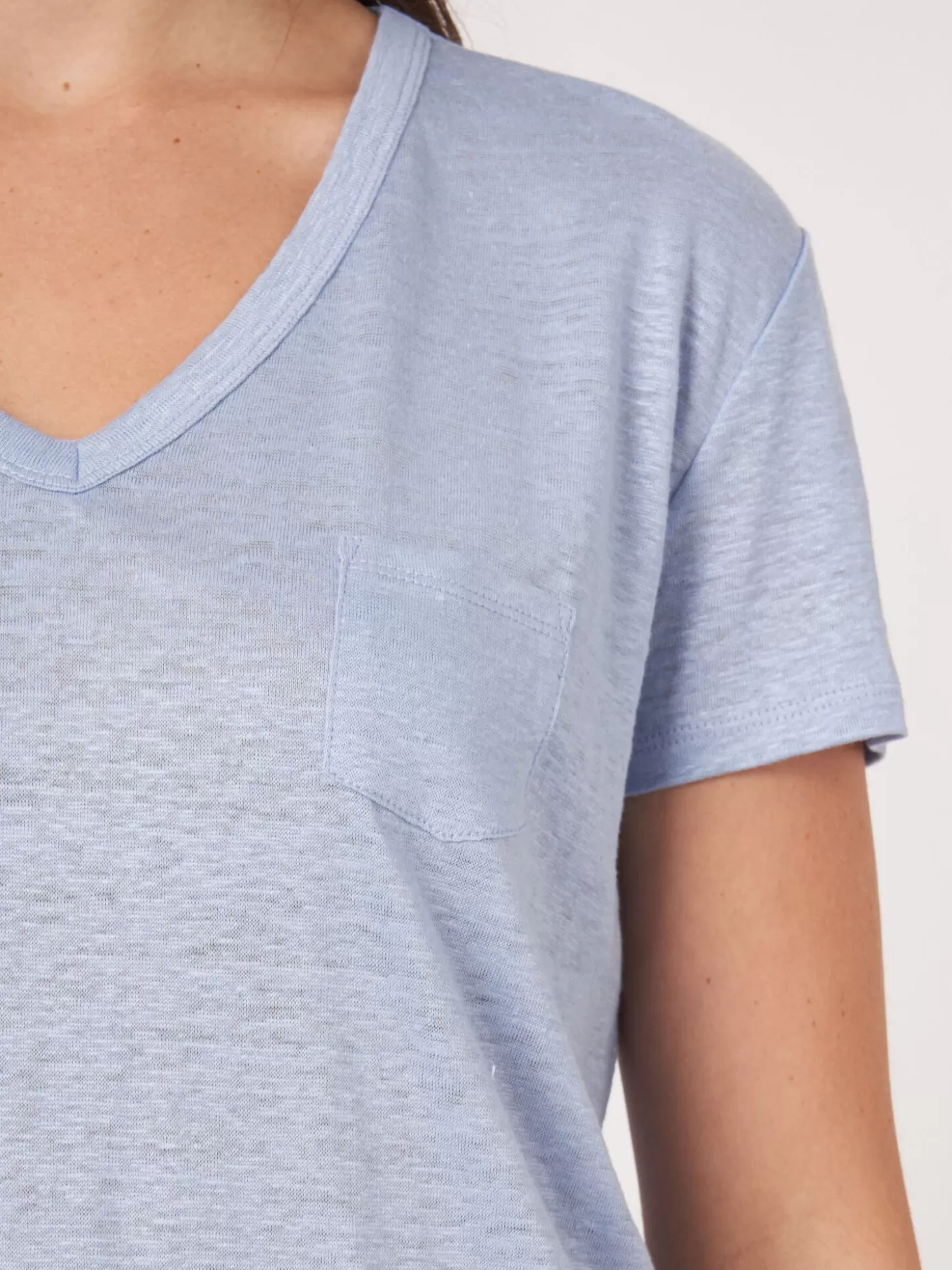 REPEAT cashmere T-Shirt Basique A Col En V En Pur Lin Avec Poche Poitrine Lt Blue Cheap