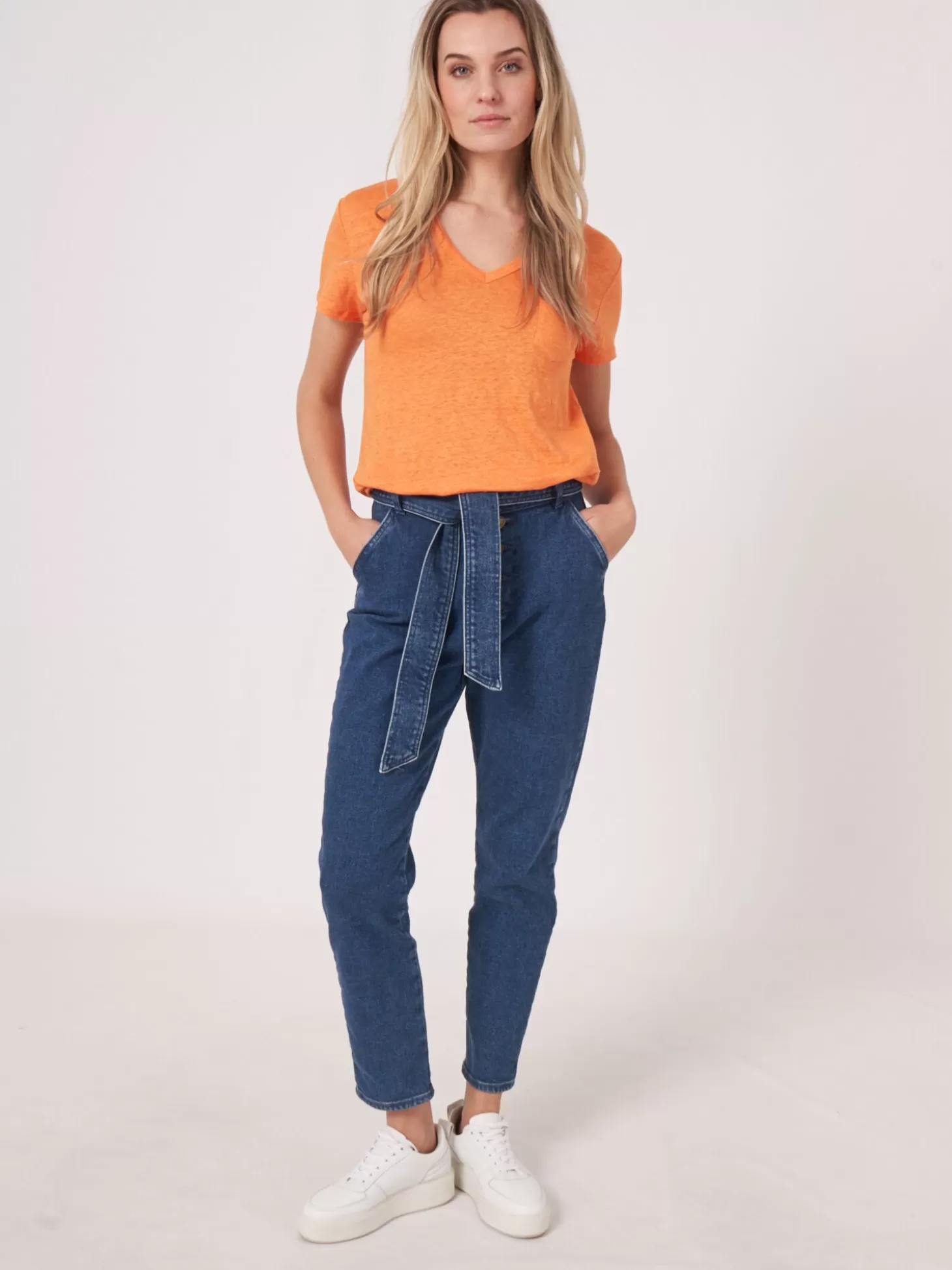 REPEAT cashmere T-Shirt Basique A Col En V En Pur Lin Avec Poche Poitrine Papaya Cheap